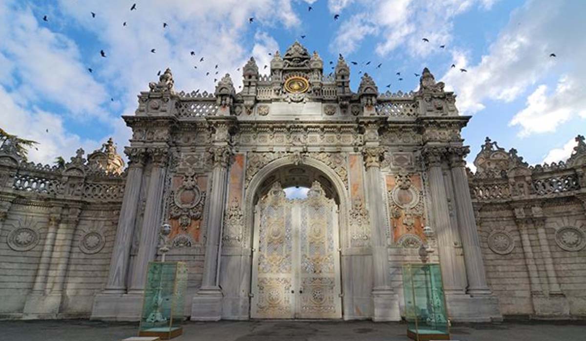 medium_istanbul_dolmabahce_palace_imperial_gate